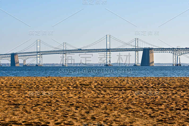 海景海滩，可以看到海湾大桥