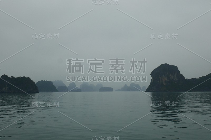 下龙湾有许多岛屿，天气阴沉沉，多云