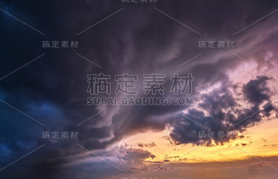 美丽的日落的天空。