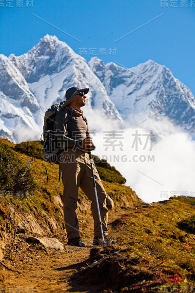 尼泊尔昆布山谷喜马拉雅山徒步旅行者