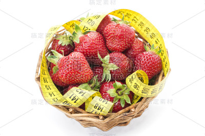 鲜红的草莓放在碗里，白色背景