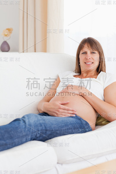 一个孕妇抱着肚子的肖像