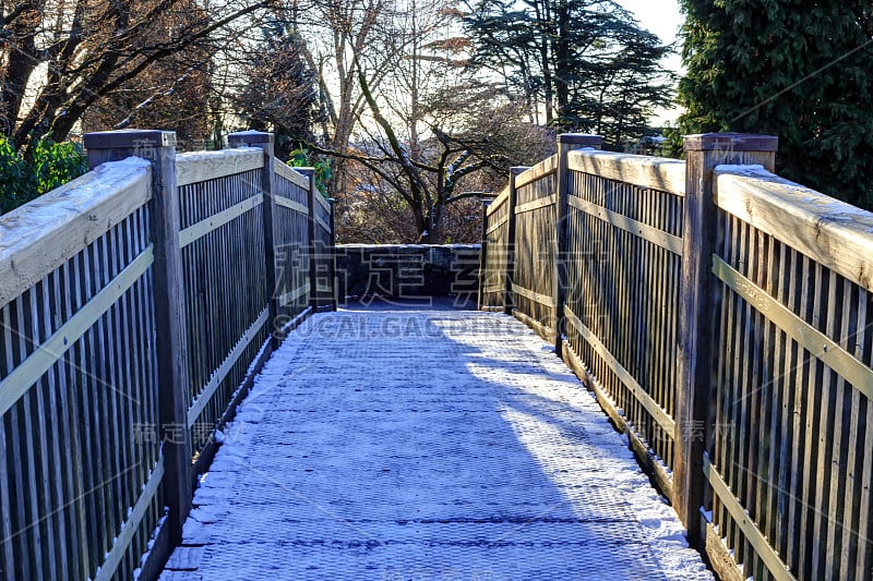 木桥与积雪表面