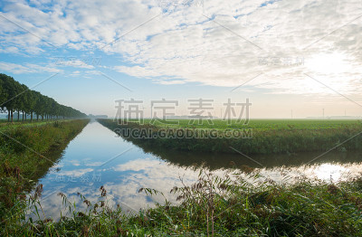 运河穿过秋天的乡村风景