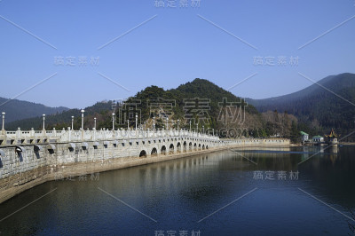 宁静的湖面上的桥