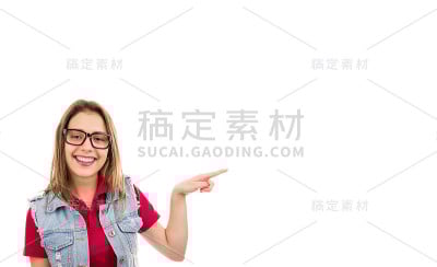 年轻可爱的女人戴着眼镜幸福地指着手指