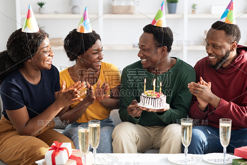 一群快乐的黑人朋友在家里庆祝生日