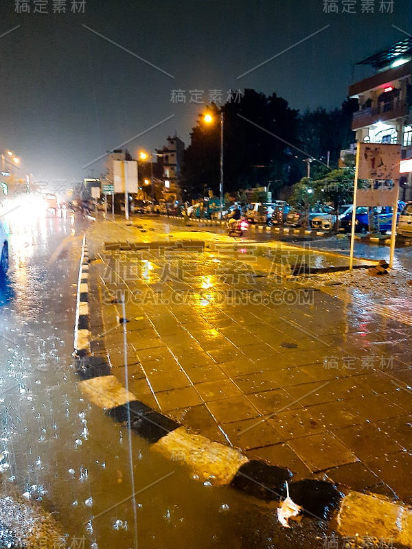 印度德里的道路在夜间的雨天视图，在夜间的暴雨视图