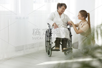 老护士对着她微笑