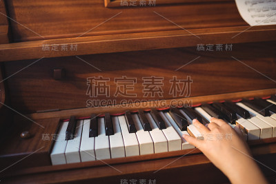 练习钢琴的女孩裁手