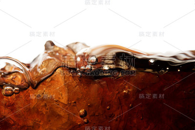 靠近可乐苏打与冰和泡沫在玻璃上的白色背景冷饮饮料
