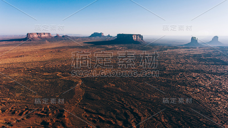 鸟瞰美丽的自然景观纪念碑谷亚利桑那州的地标。晴天野地鸟瞰图。高高的悬崖和无尽的沙漠