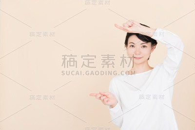年轻女子指着复印区