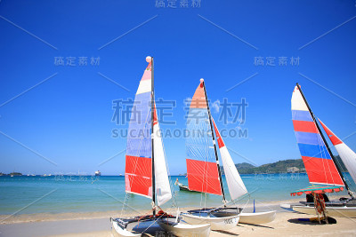 海滩上的帆船