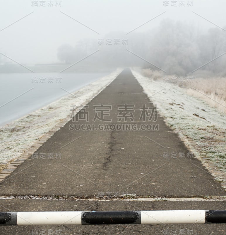 路途遥远，以屏障封冻山水