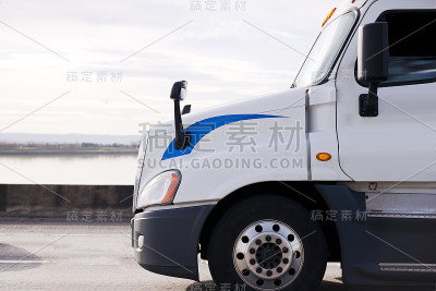现代白色半挂车在阳光下的道路上行驶的轮廓