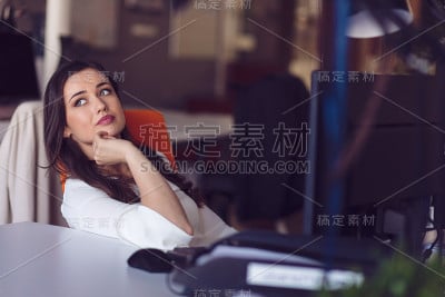 快乐沉思的女商人一边计划一边看着办公室
