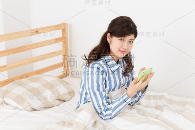 女人看智能手机