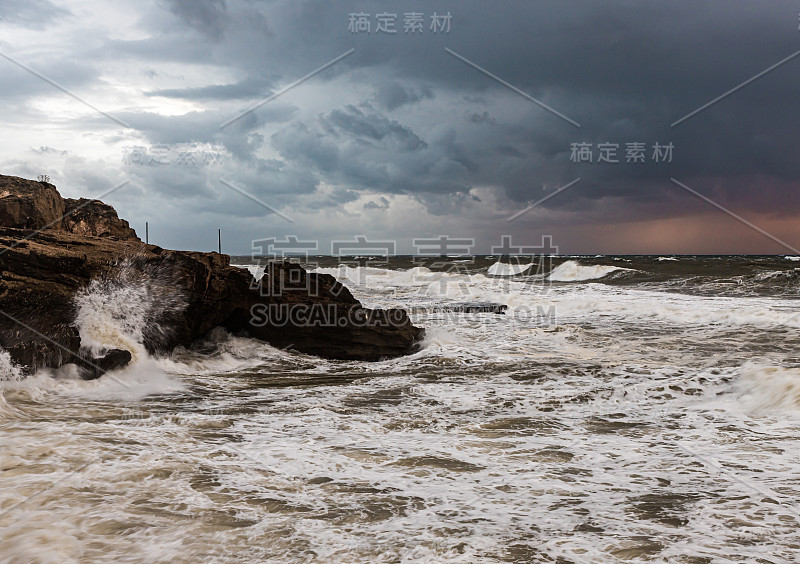 在以色列的罗什·哈尼克拉附近的地中海海岸，黄昏时分的暴风雨天气