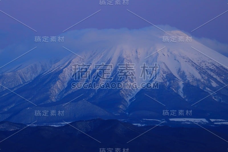 日出时的岩手山