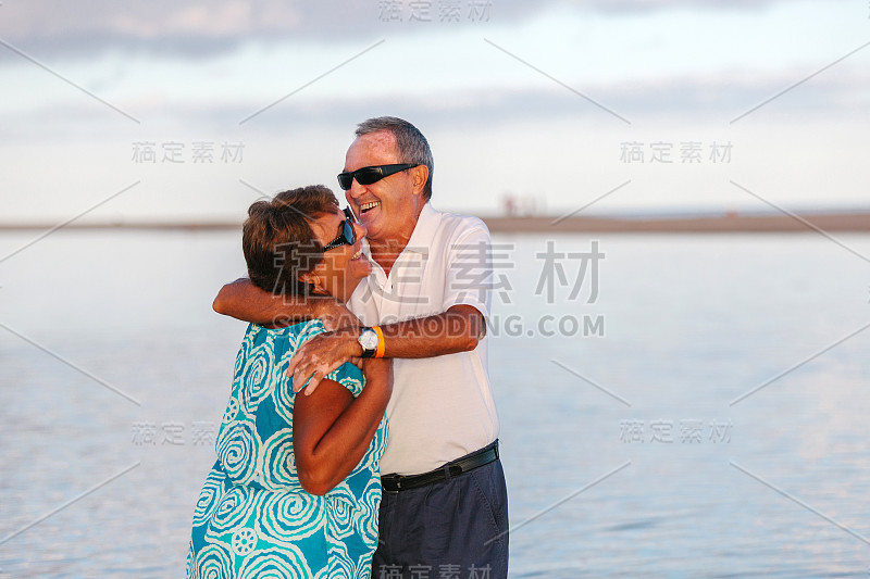 海滩上的快乐成熟夫妇