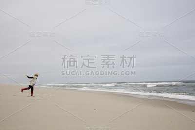 海滩上的孕妇