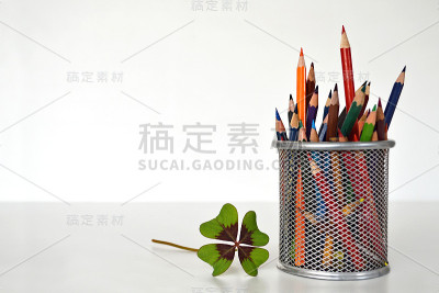 四叶三叶草和彩色铅笔