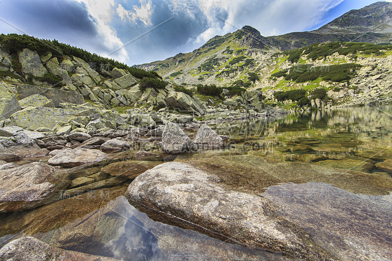 夏季山景秀丽，有冰川湖和雨云