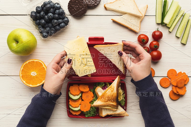 在白色的乡村木材上准备健康的零食