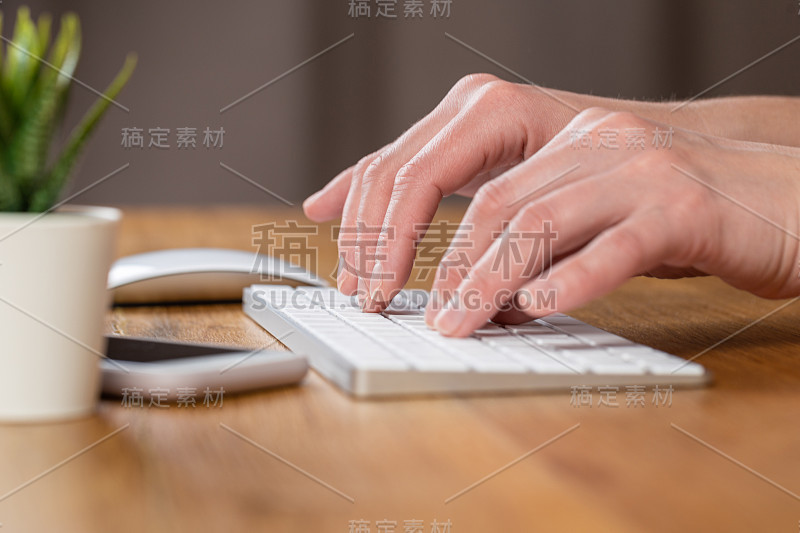 在白色键盘上打字的女办公室职员