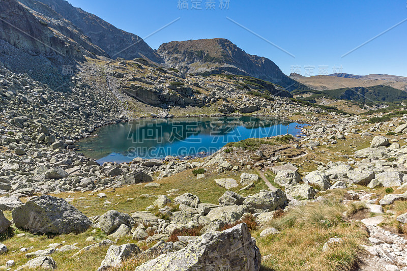 湖水清澈，瑞拉山景色迷人