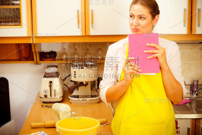 家庭主妇计划和准备饭菜