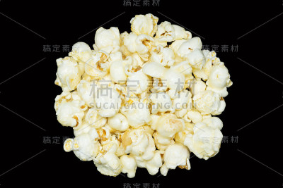 黑色背景上的爆米花。