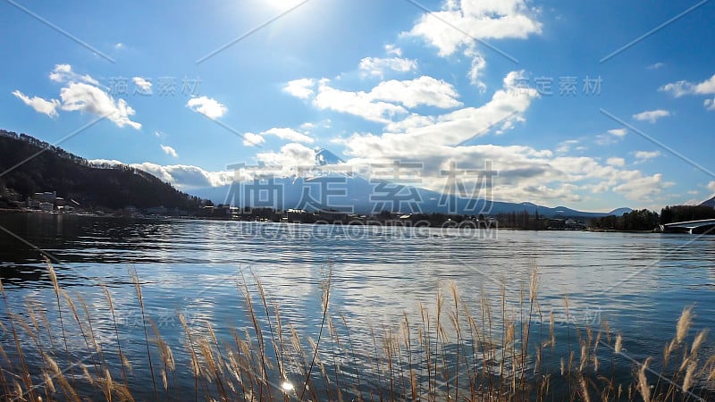 日本——从川口湖眺望富士山的田园诗般的景色