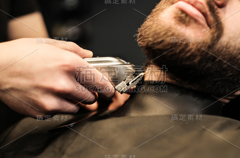 理发师的手里。