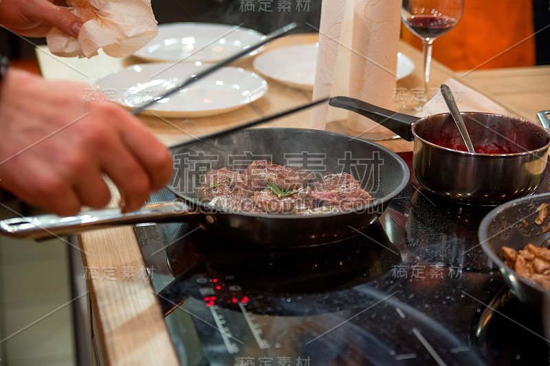 用煎锅煮的牛肉