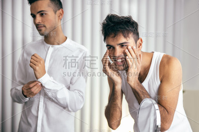 两个年轻人在家里穿衣服