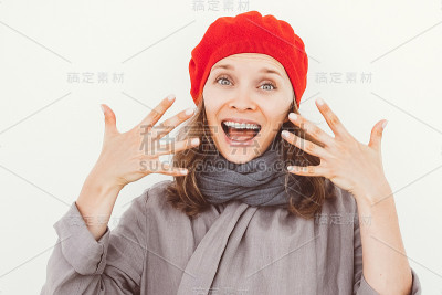兴奋的法国女人展示美甲