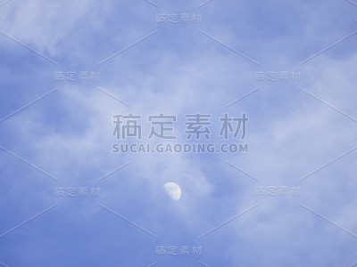 云上的半月形月亮