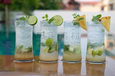 桌上有莫吉托鸡尾酒