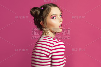 粉红色背景上的时尚女人