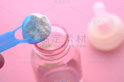 给婴儿用汤匙的奶粉。婴儿配方奶粉