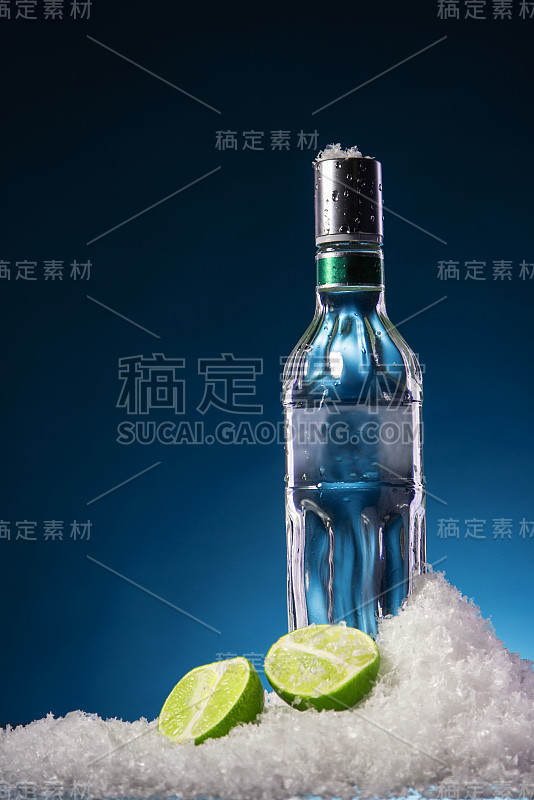 一瓶伏特加和酸橙片