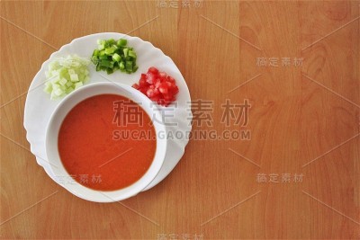 蔬菜汤西班牙食物照片孤立在木材背景顶视图拷贝空间