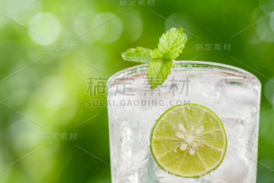 新鲜的鸡尾酒配青柠片和薄荷