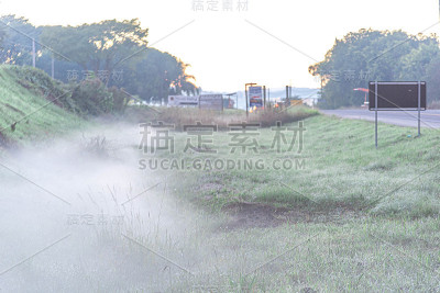 冬天的日出有冰和雾