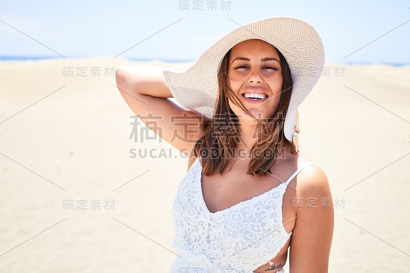 年轻美丽的女人微笑愉快地享受夏天在马斯帕洛马斯沙丘海滩