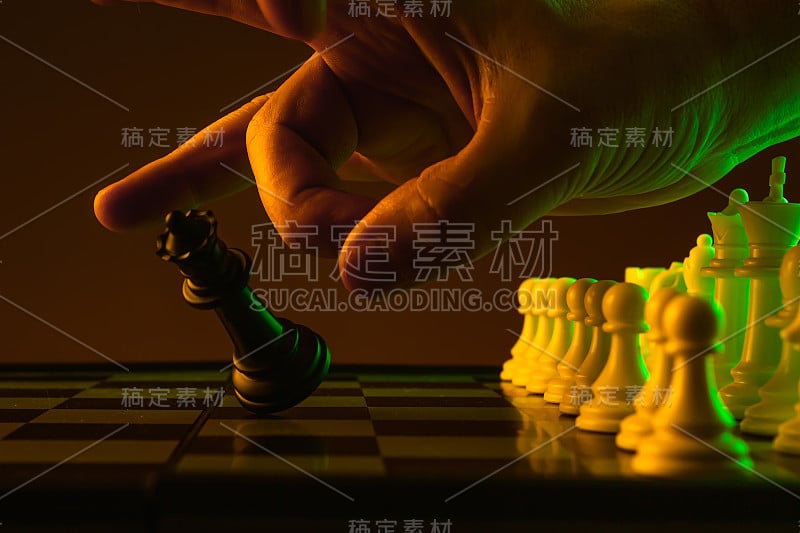 特写手走棋、将棋、象棋、棋盘、游戏、对抗。事业、晋升、创业危机、破产胜利。