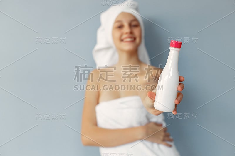 美丽的女孩和奶油站在画室里