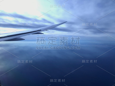 白天从飞机窗口看海岸